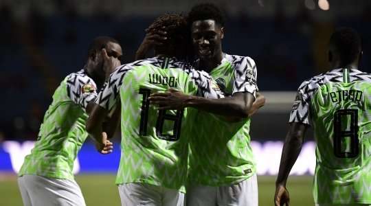 Alex Iwobi (Nigeria) nhận một đường chuyền thú vị trong vòng cấm và làm tung lưới một cú sút chìm hoàn hảo vào chính giữa khung thành. Một pha dứt điểm lạnh lùng!
