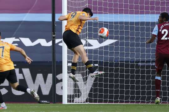 Raul Jimenez (Wolves) bật lên đón một quả tạt tuyệt đẹp và đánh đầu hiểm hóc vào góc thấp gần cột dọc bên trái.