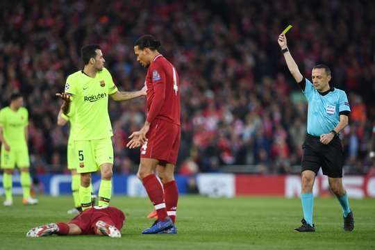Trọng tài ngày hôm nay, Cuneyt Cakir quyết định phạt thẻ vàng đối với Sergio Busquets (Barcelona) vì một pha tắc bóng thô bạo.