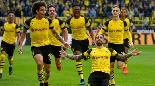 Alcacer Paco (Dortmund) chuyển hóa thành công một quả đá phạt từ rìa vòng cấm. Cú sút chìm rất mạnh của anh đi thẳng vào chính giữa khung thành, và thủ môn đã phản xạ quá chậm để có thể ngăn chặn pha dứt điểm.