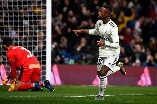 Vào! Junior Vinicius (Real Madrid) ghi bàn với một cú sút tuyệt vời vào góc phải phía dưới sau khi được giải thoát trong vòng cấm bởi một đường chuyền bổng xuất sắc từ Marco Asensio. Tỉ số bây giờ là 2:0.