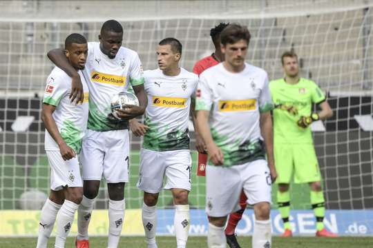 Vào! Marcus Thuram (B. Monchengladbach) ghi bàn với một cú sút tuyệt vời vào góc trái phía dưới sau khi được giải thoát trong vòng cấm bởi một đường chuyền bổng xuất sắc từ Alassane Plea. Tỉ số bây giờ là 1:1.