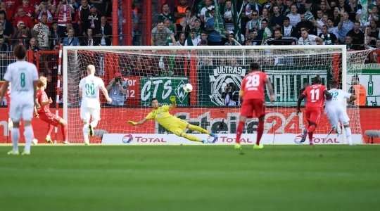 Vào! Sebastian Andersson (Union Berlin) giành chiến thắng trên chấm phạt đền bằng một cú sút không thể cản phá, làm tung nóc lưới trong sự bất lực của thủ môn Jiri Pavlenka.