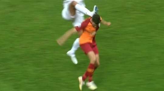Gianluca Rocchi rút thẻ vàng cho Corluka Vedran (Lokomotiv Moscow) vì pha phạm lỗi rõ ràng của anh ấy.