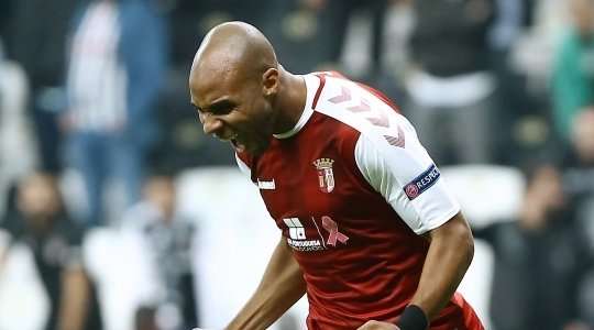 Vào! Wenderson Galeno tung một đường chuyền tuyệt vời đến vị trí của Wilson Eduardo (Braga) trong vòng cấm, và cầu thủ này tận dụng rất tốt cơ hội để dứt điểm gọn gàng vào góc thấp bên phải. 1:2.