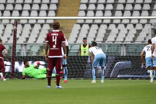 Vào! Andrea Belotti (Torino) có một màn chạy đà dài trước khi vùi quả bóng từ chấm phạt đền vào góc thấp bên phải khung thành.