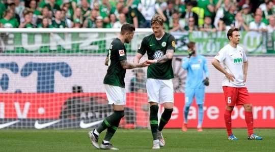 Wout Weghorst (Wolfsburg) đón đường căng ngang hoàn hảo vào sâu bên trong vòng cấm từ Admir Mehmedi và khống chế bóng một cách tinh tế. Tiếp theo, anh tung một cú sút chuẩn xác vào phía trong cột dọc bên phải, nâng tỉ số lên: 2:0.