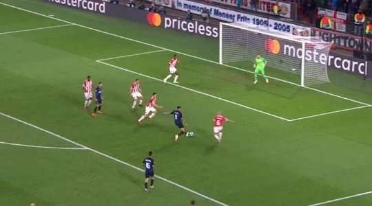 Mauro Icardi chọc khe cho Matias Vecino (Inter) thoát xuống xâm nhập vào vòng cấm, anh có nhiều thời gian và sự lựa chọn, tuy nhiên tình huống nguy hiểm chỉ kết thúc bằng một cú sút đi vọt xà ngang. Rất tiếc cho một cơ hội ngon ăn!