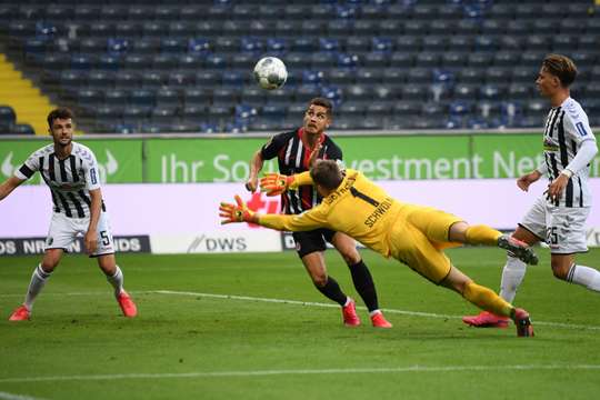 Pha dứt điểm đầu tiên của Daichi Kamada không thành công, nhưng từ trong vòng 5m50, Andre Silva (Eintracht Frankfurt) ập vào đánh đầu bồi, đưa bóng thẳng vào giữa khung thành. Tỉ số đã được nâng lên 1:1!