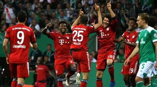 Vào! Leon Goretzka chuyền cho Thomas Muller (Bayern Munich) tại rìa vòng cấm và anh ấy tìm đến bên phải mành lưới với một pha dứt điểm tuyệt vời. Tỉ số là 0:2.