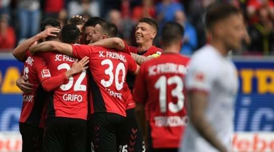 Vào! Nils Petersen (Freiburg) đón bóng bật ra và từ rìa vòng cấm, anh ấy tung một cú sút đi vào phía trong cột dọc bên trái. Tỉ số là 3:0.