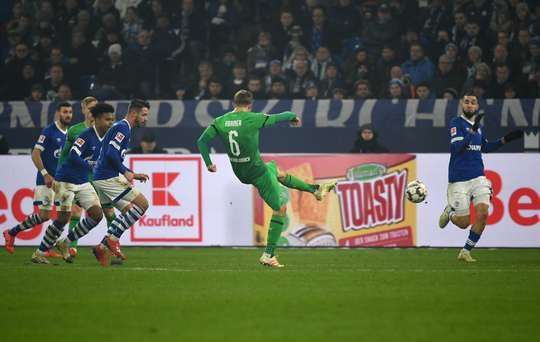 Vào! Christoph Kramer (B. Monchengladbach) được nạp đạn bằng đường chuyền chính xác của Thorgan Hazard ở một vị trí bên trong vòng cấm. Cú sút trái phá của anh không cho thủ môn đối phương bất kỳ cơ hội cản phá nào, bóng ghim thẳng vào góc phải khung thành. Tỉ số là 0:1.