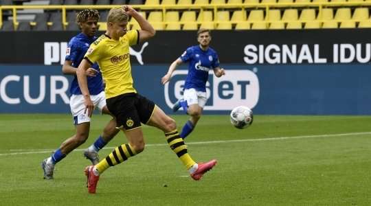 Vào! Thorgan Hazard thực hiện một quả tạt vào vòng cấm và kiến tạo thành công cho Erling Haaland (Dortmund), người đã đón bóng và dứt điểm gọn gàng vào sát phía trong cột dọc bên trái. Tỉ số đã được nâng lên 1:0.