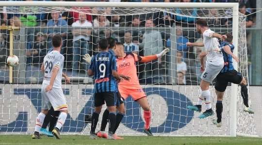 Bóng từ quả đá phạt tìm đến Fabio Lucioni (Lecce), người đang ở một vị trí rất trống trải và anh đã ghi bàn với một cú đánh đầu sấm sét vào sát mép trong cột dọc bên trái. Một cú đánh đầu tầm xa siêu phẩm!