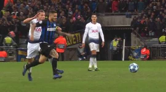 Trận đấu bị gián đoạn. Toby Alderweireld (Tottenham) bị phạt thẻ vàng. Anh ấy sẽ phải cẩn thận hơn, nếu không muốn bị truất quyền thi đấu.