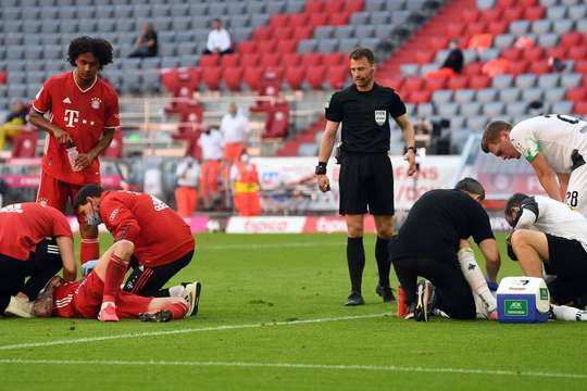 Lucas Hernandez (Bayern Munich) đang nằm sân trong đau đớn và anh cần sự chăm sóc y tế. Chúng ta vẫn chưa thể xác định được mức độ nghiêm trọng của chấn thương vừa rồi.