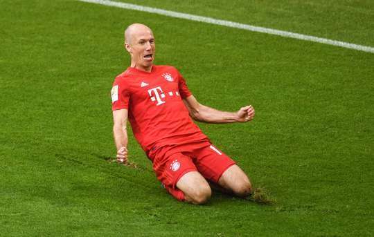 Nó đã đi vào lưới! David Alaba tung một đường chuyền đến Arjen Robben (Bayern Munich), và anh ấy dễ dàng đưa bóng vào lưới trống. Tỉ số là 5:1.