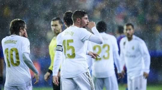 Federico Valverde (Real Madrid) nhận đường chuyền từ đồng đội và anh không hề do dự tung một cú sút chìm không thể cản phá vào góc thấp bên phải khung thành.