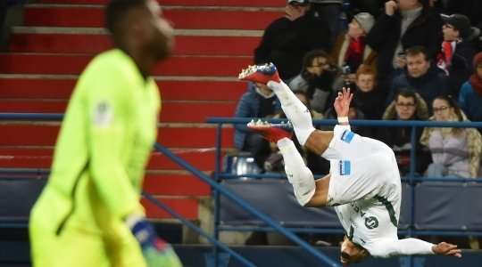 Một cú sút tuyệt đẹp! Arnaud Nordin (St Etienne) đón đường chọc khe chuẩn xác của Romain Hamouma và tung một cú sút không thể cản phá từ rìa vòng cấm vào góc thấp bên phải khung thành. Một bàn thắng tuyệt vời. Tỉ số bây giờ là 0:3.