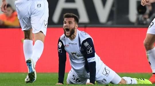 Perparim Hetemaj (Chievo) ghi bàn từ một vị trí khó. Anh ấy bật cao để đón quả tạt và đánh đầu hiểm hóc vào phía trong cột dọc bên trái. Một pha dứt điểm xuất sắc.