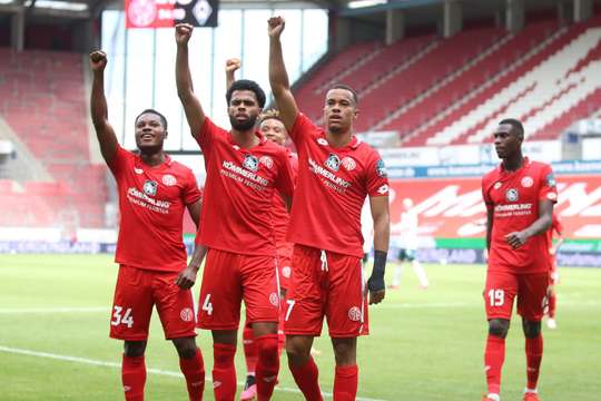 Robin Quaison (Mainz) ghi bàn với một cú đánh đầu trong vòng cấm sau một pha lộn xộn trước khung thành.