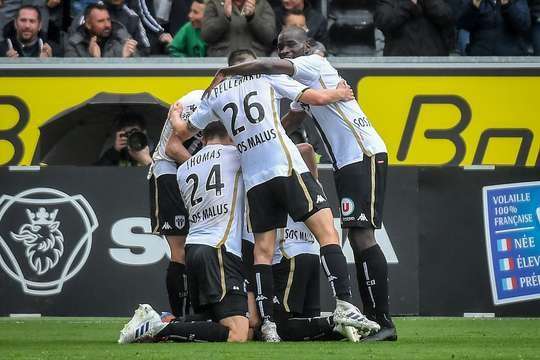 Vincent Manceau (Angers) nhận một đường chuyền tốt trong vòng cấm và sút bóng trái phá vào phía trong cột dọc bên trái. Một pha dứt điểm lạnh lùng!