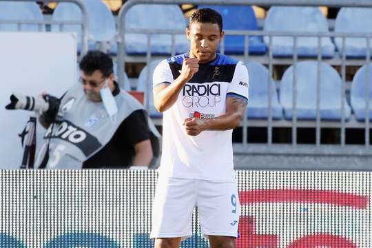 Luis Muriel (Atalanta) thực hiện quả phạt đền một cách hoàn hảo và đưa bóng vào phía trong cột dọc bên phải.