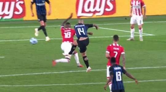 Vào! Radja Nainggolan (Inter) thể hiện nền tảng kỹ thuật tuyệt vời của mình với một cú sút một chạm từ ngay bên ngoài vòng cấm, bóng đi vào góc thấp bên phải khung thành. Tỉ số là 1:1.