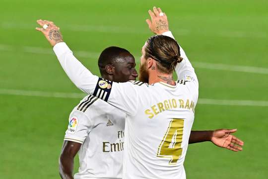 Từ một tình huống đá phạt, Sergio Ramos (Real Madrid) sút bóng vượt qua hàng rào và ghim thẳng vào góc trên bên trái khung thành!