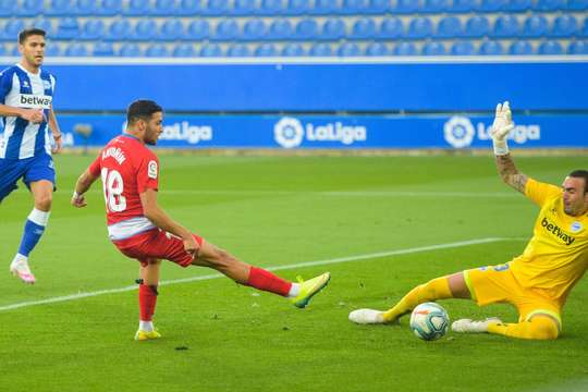 Vào! Antonin (Granada CF) đã có mặt đúng lúc đúng chỗ để lấy bóng bật ra trong vòng cấm, và anh ấy sút bóng đi chìm vào phía trong cột dọc bên phải. Tỉ số là 0:1.