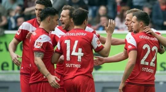 Vào! Benito Raman kiến tạo cho Kevin Stoger (Dusseldorf) một đường chuyền tốt trong vòng cấm. Nó cho phép anh ấy dứt điểm với một cú sút chìm vào ngay giữa khung thành. 2:0.
