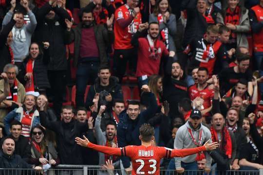 Adrien Hunou (Rennes) lao như vũ bão vào bên trong vòng cấm sau một nỗ lực đột phá tuyệt vời và trước mặt anh chỉ còn lại thủ môn. Chướng ngại vật cuối cùng này cũng cũng bị anh dễ dàng vượt qua bằng một cú đảo chân tinh tế trước khi nhẹ nhàng đưa bóng vào lưới trống. Một bàn thắng đẳng cấp!