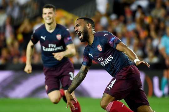 VÀO! Một pha kiến tạo xuất sắc của Lucas Torreira, người đóng vai trò then chốt trong việc tổ chức tấn công. Anh ấy dọn cỗ cho Alexandre Lacazette (Arsenal), người đánh bại Neto với một cú sút tuyệt vời vào góc phải phía dưới. 1:2.