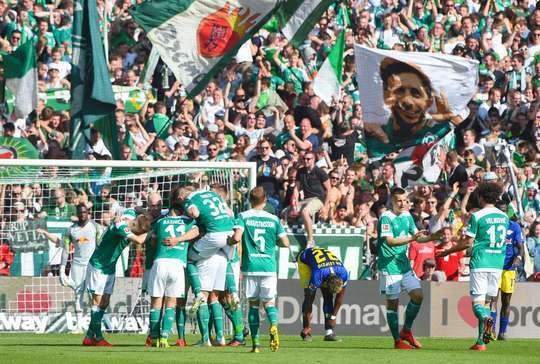 Claudio Pizarro (Werder Bremen) thực hiện pha chạm một tuyệt vời để kiểm soát một đường chuyền sắc bén tại rìa vòng cấm và cứa bóng vào phía trong cột dọc bên phải theo đúng phong cách sở trường của mình!