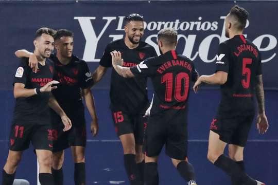 Vào! Munir El Haddadi (Sevilla) đã có mặt đúng lúc đúng chỗ để lấy bóng bật ra trong vòng cấm, và anh ấy sút bóng đi chìm vào phía trong cột dọc bên phải. Tỉ số là 0:3.