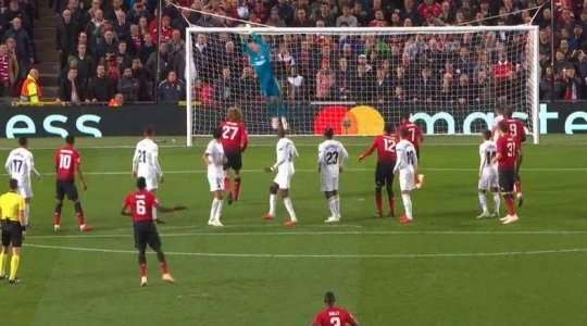 Đây sẽ là một ví dụ khi nói về vẻ đẹp của bóng đá! Paul Pogba (Manchester United) thực hiện tốt quả đá phạt từ một vị trí rất nguy hiểm, nhưng thủ môn đã ngăn cản nỗ lực của anh bằng một pha cứu thua kinh điển. Manchester Utd tạo ra quả phạt góc. Họ đang điều các cầu thủ vào vòng cấm.