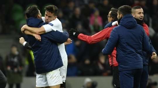 Goncalo Guedes (Valencia) ghi bàn! Goncalo Guedes (Valencia) được kiến tạo bởi Kevin Gameiro và anh ấy đã cho thấy sự bình tĩnh tuyệt vời trong vòng cấm để sút vào góc phải phía dưới. 1:1.