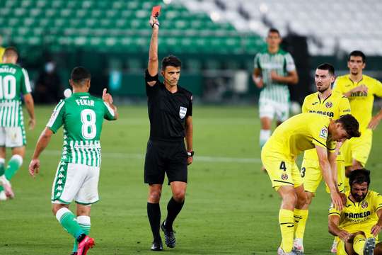 Nabil Fekir (Betis) bị phạt chiếc thẻ vàng thứ hai và trọng tài Jesus Gil Manzano đã đuổi anh ra khỏi sân.