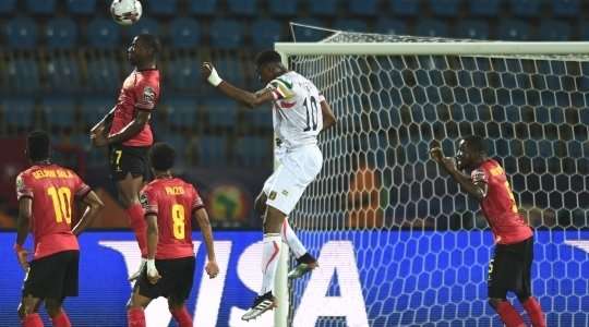 Kalifa Coulibaly (Mali) chạy chỗ để tạo khoảng trống ở khu vực gần chấm phạt đền và đón bóng từ quả đá phạt, tuy nhiên cú đánh đầu của anh lại rất thiếu chính xác và bóng đi hết đường biên ngang bên phải.