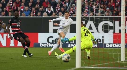 Một đường chuyền ngắn chính xác của Benjamin Pavard giải phóng Robert Lewandowski (Bayern Munich) khỏi sự đeo bám của các hậu vệ ở một vị trí trong vòng cấm, nhưng anh lại sút bóng đi hết đường biên ngang bên phải.