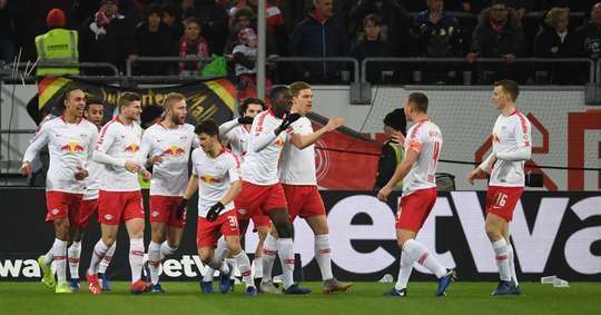 VÀO! Ibrahima Konate (RB Leipzig) nhận bóng ở một vị trí ngay trước mặt khung thành, và chắc chắn là anh sẽ không thể bỏ lỡ những cơ hội như thế này. Cú sút chìm của cầu thủ này đi đập cột dọc bên phải vào lưới. Tỉ số là 0:2.