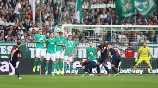 Marcel Sabitzer (RB Leipzig) sút phạt hoàn hảo từ cự ly 20 mét. Cú cứa lòng đưa bóng vượt qua hàng rào và đi chuẩn xác vào góc cao bên trái khung thành. Bàn thắng thể hiện một nền tảng kỹ thuật rất tốt.