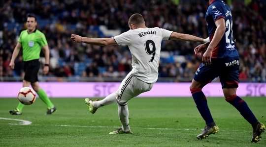 Vào! Từ ngoài vòng cấm địa, Karim Benzema (Real Madrid) kiểm soát gọn gàng một đường chuyền chính xác từ  Marcelo. Anh quan sát nhanh và tung một cú sút không thể cản phá đi thẳng vào góc cao bên phải khung thành. Tỉ số là 3:2.