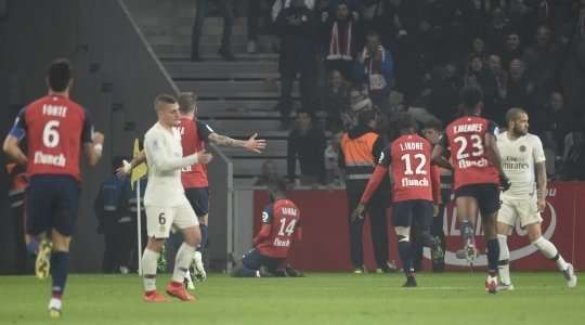 Vào! Sau khi nhận một đường chuyền tốt, Jonathan Bamba (Lille) tung một cú sút đi thẳng vào sát mé trong cột dọc bên trái. Một tình huống phối hợp đồng đội tuyệt vời!