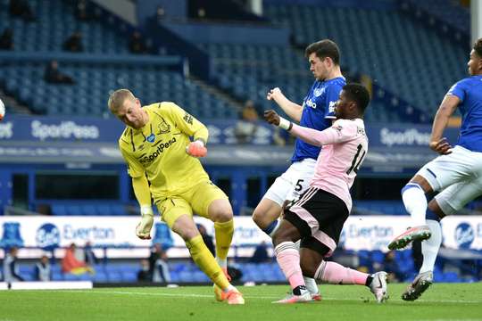 Bóng tìm đến Kelechi Iheanacho (Leicester) sau một tình huống lộn xộn trước khung thành. Anh ấy tận dụng khoảng trống có được để dễ dàng đưa bóng vào lưới với thân mình và thay đổi tỉ số thành 2:1.