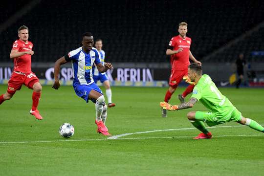 Dodi Lukebakio (Hertha Berlin) nhận một đường chuyền sát thủ, đặt anh vào thế đối mặt với thủ môn và anh đã bình tĩnh đưa bóng vào lưới.