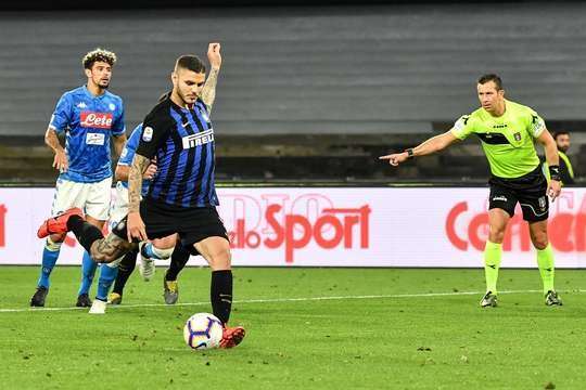 Vào! Mauro Icardi (Inter) giành chiến thắng trên chấm phạt đền bằng một cú sút không thể cản phá, vượt qua tầm với của thủ môn Orestis Karnezis vào góc thấp bên phải.