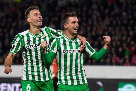 Vào! Loren nạp đạn cho Giovani Lo Celso (Betis) ở một vị trí bên trong vòng cấm, và cầu thủ này đã giữ được cái đầu lạnh để sút bóng vào góc thấp bên trái khung thành. Tỉ số là 2:1.