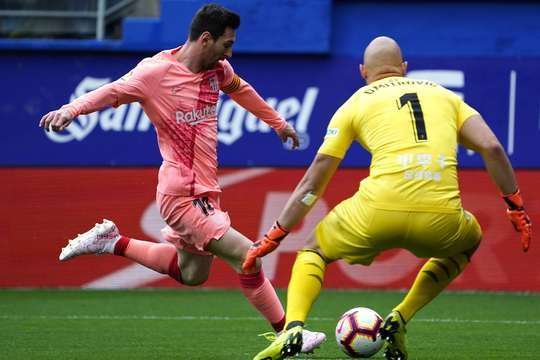 Vào - 1:1! Arturo Vidal kiến tạo cho Lionel Messi (Barcelona) trong vòng cấm và anh ấy đưa bóng vào góc phải phía dưới và qua Marko Dmitrovic.