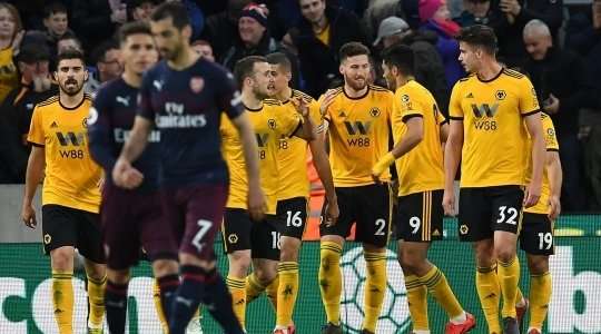 Vào rồi! Matt Doherty (Wolves) nâng tỉ số lên 2:0 bằng cú đánh đầu từ cự ly gần ghim quả bóng vào chính giữa khung thành sau đường căng ngang kiến tạo của Jonny.
